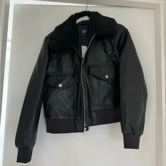 Never worn vegan black leather jacket with removable Sherpa collar - Picture 2 of 4